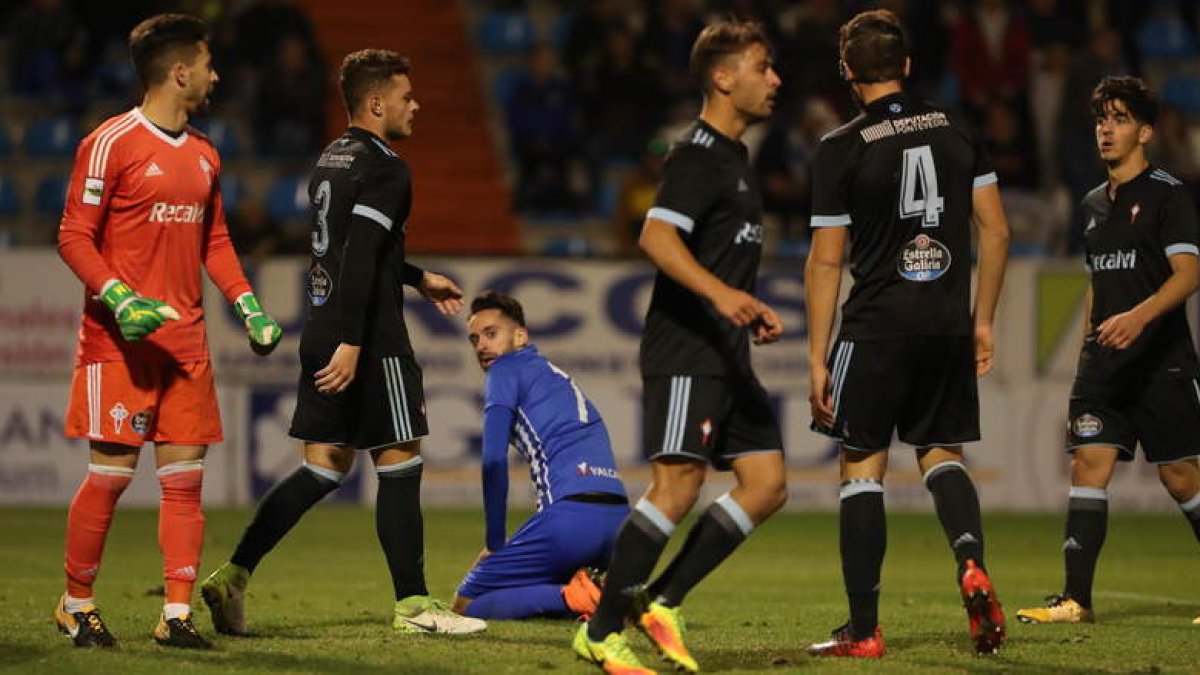 Iago Díaz tuvo las mejores ocasiones del conjunto blanquiazul, pero los defensas y el portero del equipo olívico evitaron su tercer tanto de manera consecutiva. L. DE LA MATA