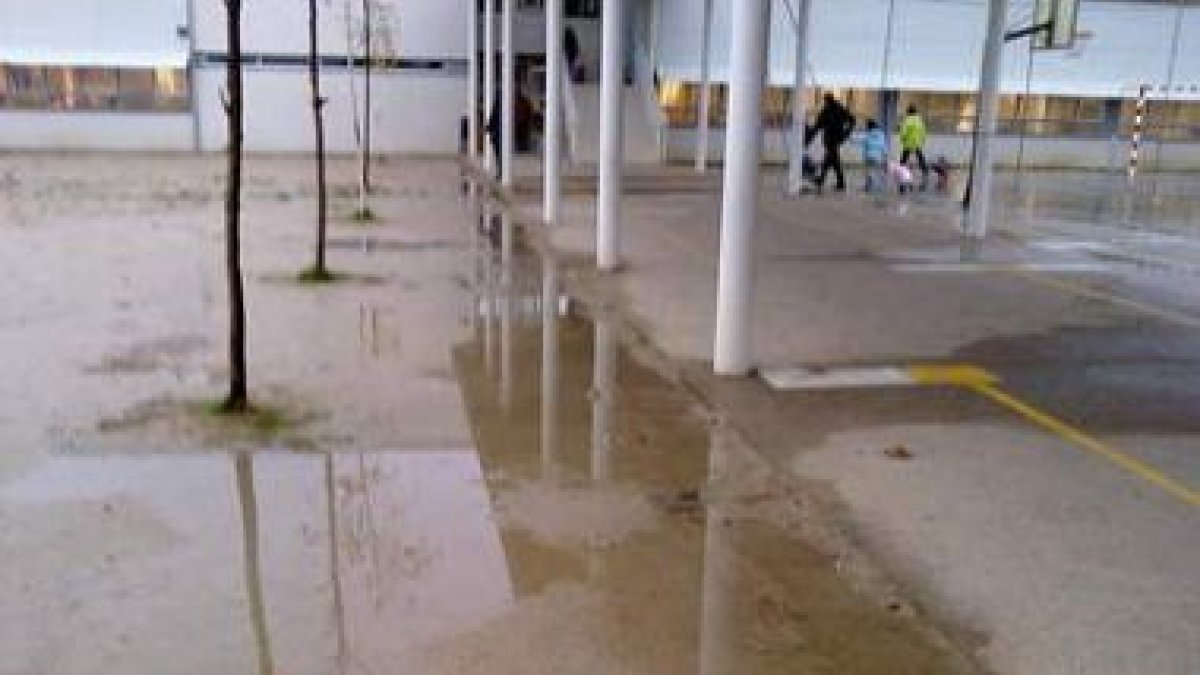 Los días de lluvia el patio queda inutilizado por la abundancia de charcos.