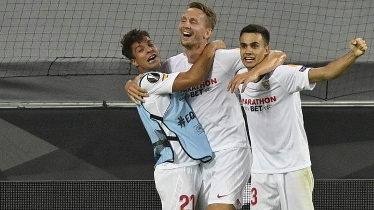 Los jugadores sevillistas celebran su victoria. ARTIN MEISSNER