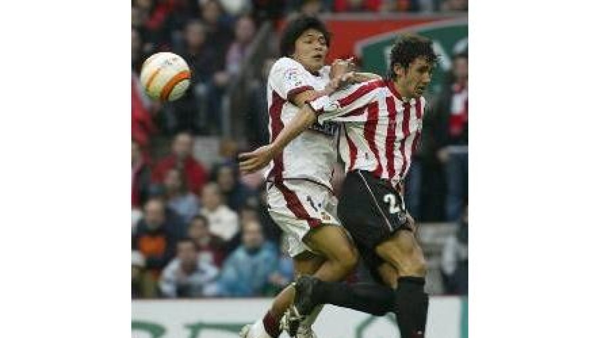 Ustaritz pelea por el control del balón con el mallorquinista Okubo