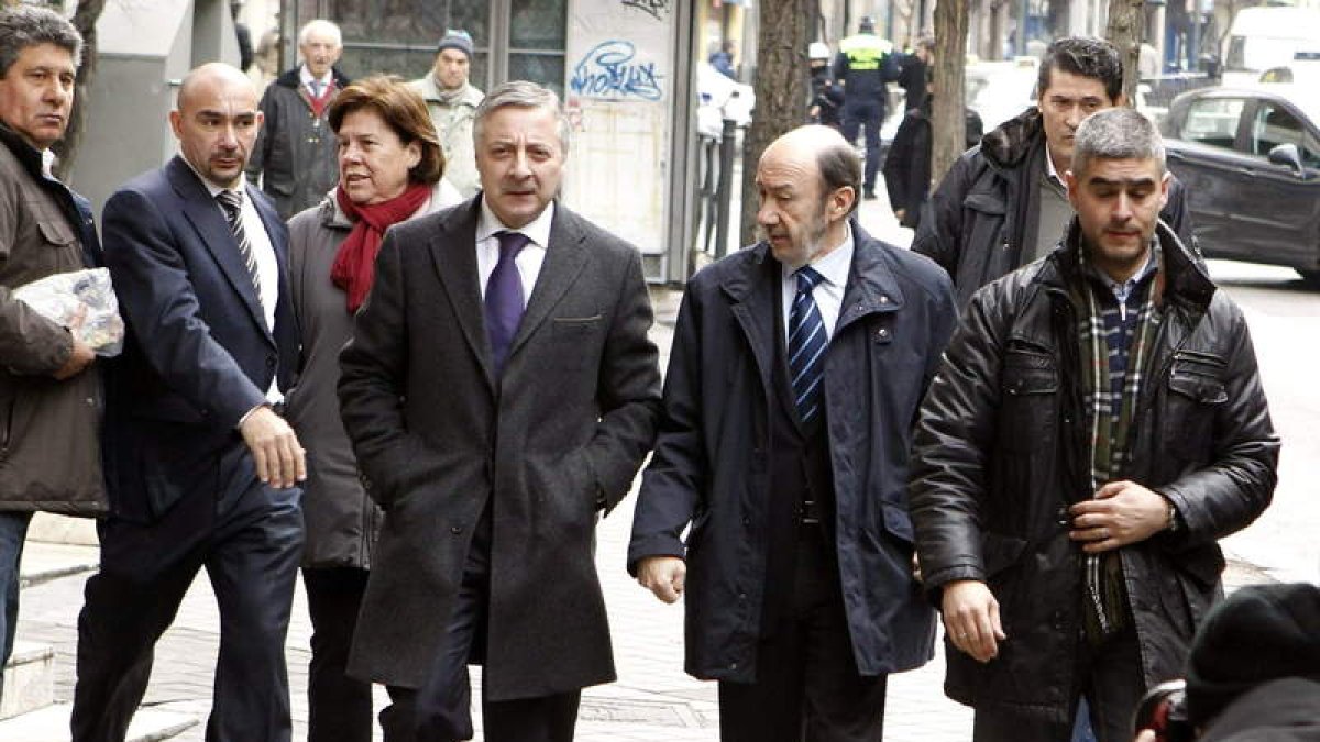 José Blanco junto a Alfredo Pérez Rubalcaba el pasado lunes en Madrid.