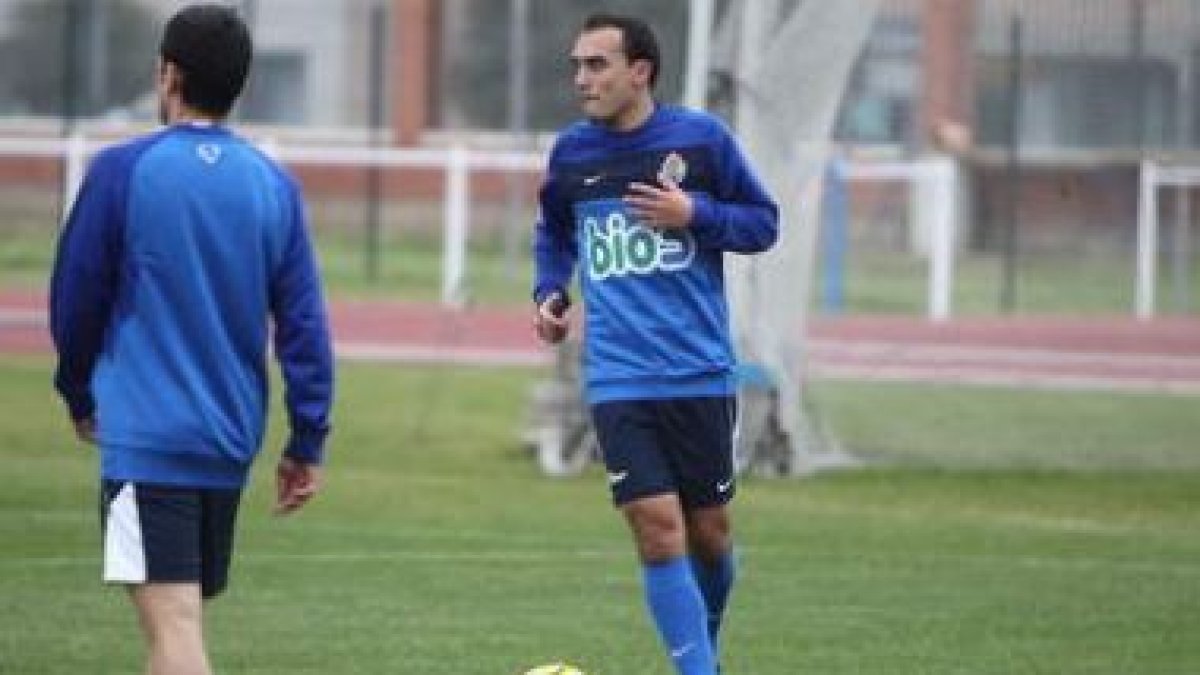 Iván Pérez entrenó ayer con normalidad para sorpresa de muchos, pues no se esperaba que llegase a ti