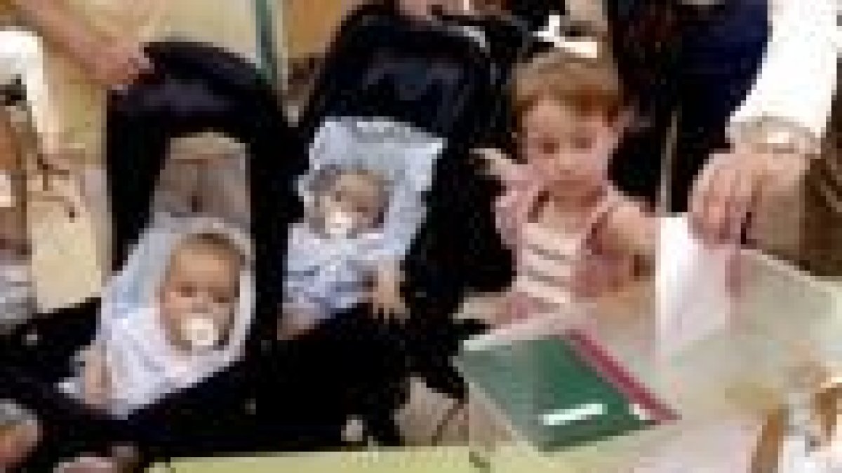 Para que aprendan, un padre llevó a votar a su «prole»