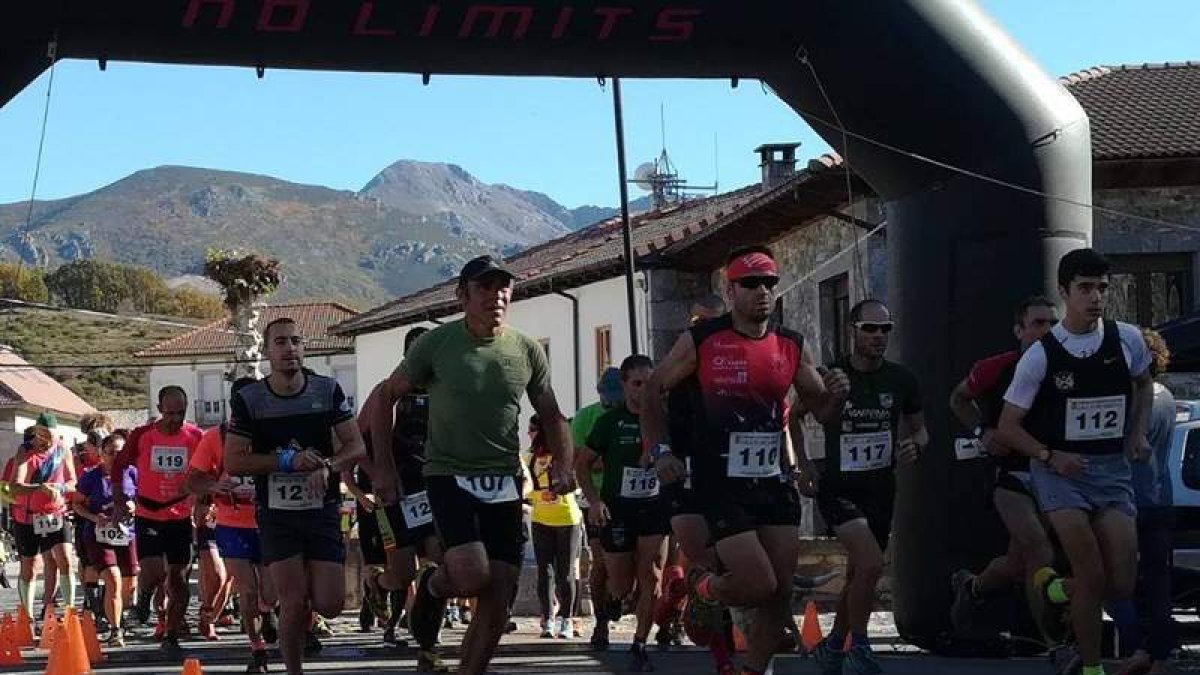 El trail ‘Lillo se Mueve’ congregó a un elevado número de participantes en la línea de salida. DL