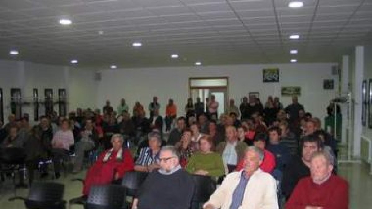 Los vecinos de Dehesas mantuvieron una reunión informativa en el centro cívico del pueblo