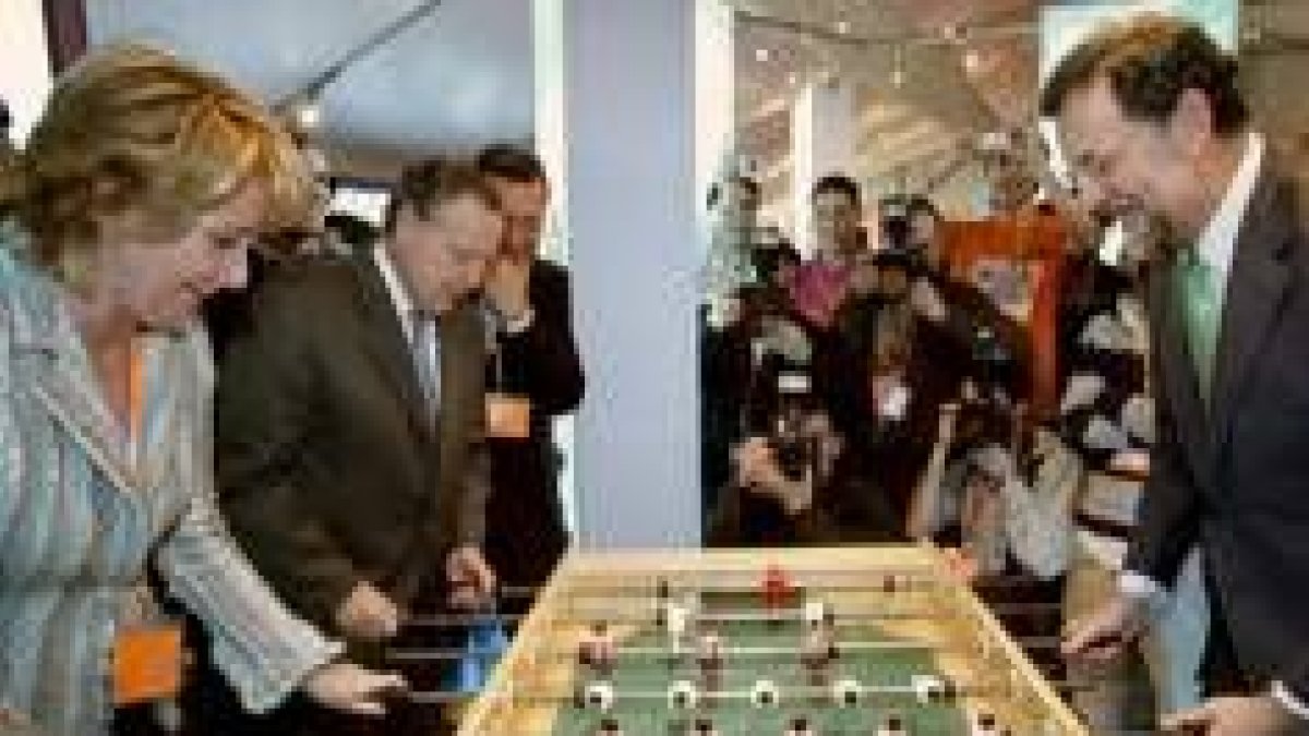 Aguirre, Del Manzano y Rajoy juegan al futbolín en la convención