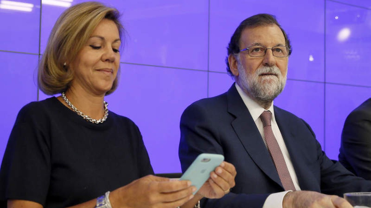 El presidente del Gobierno Mariano Rajoy, junto a la secretaria general Cospedal. FERNANDO ALVARADO