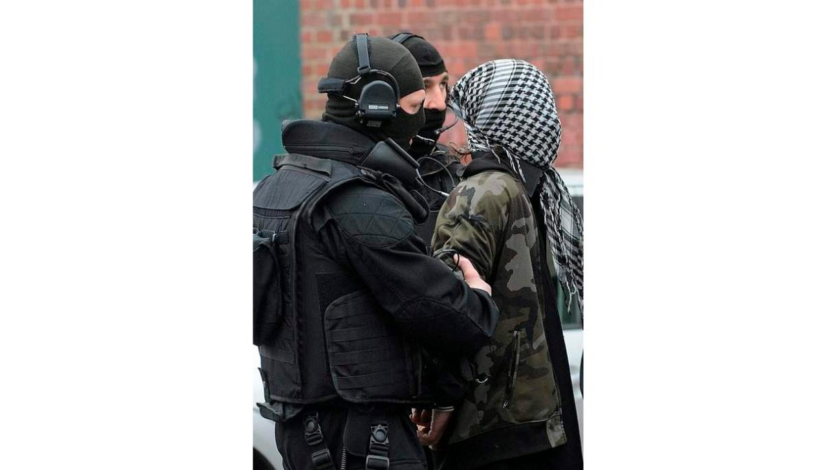 Una persona es arrestada en una redada en Roubaix.