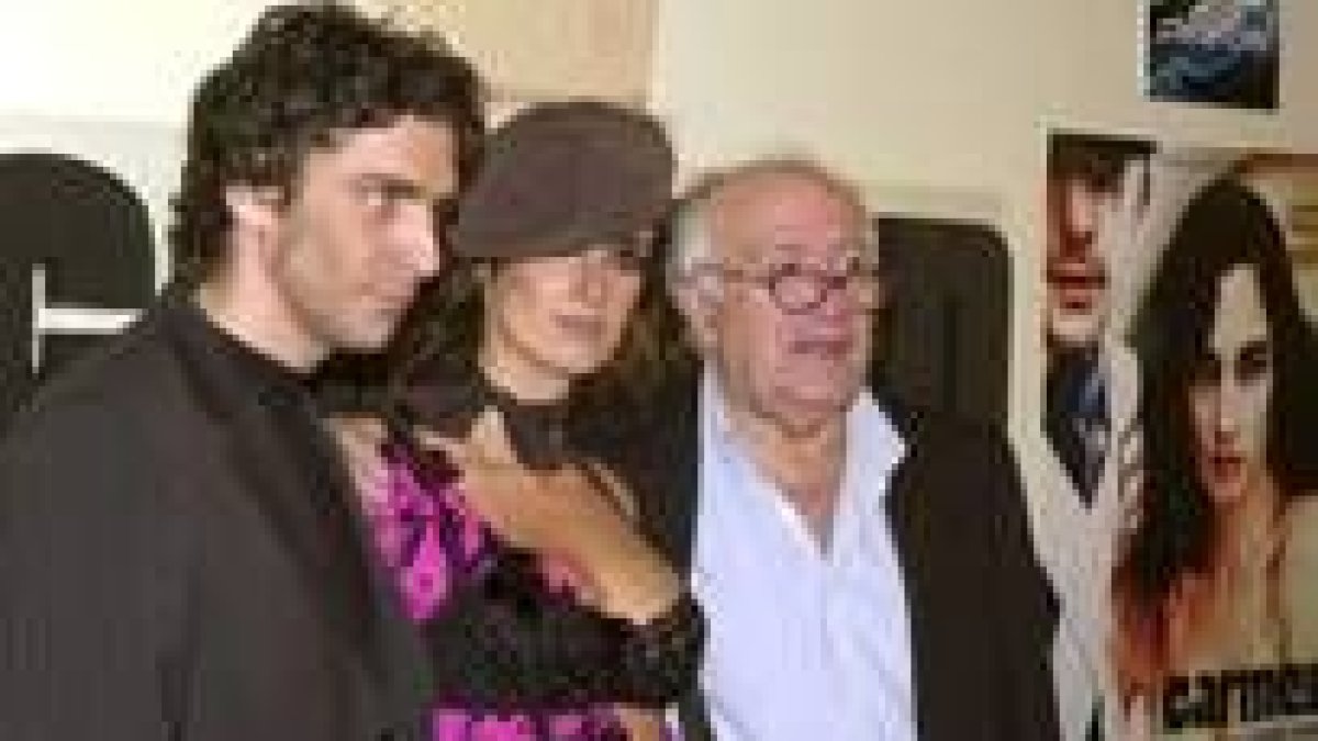 Paz Vega, entre Leonardo Sbaraglia y Vicente Aranda