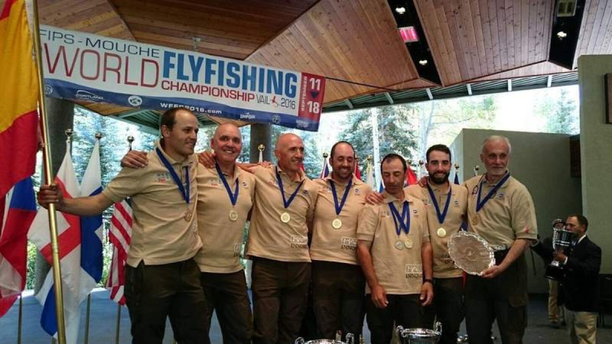 El equipo español de salmónidos mosca posa sonriente con sus medallas de oro. P. V.
