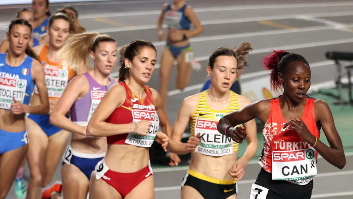 Marta García en un momento de la carrera tras Can y Klein. AHIM