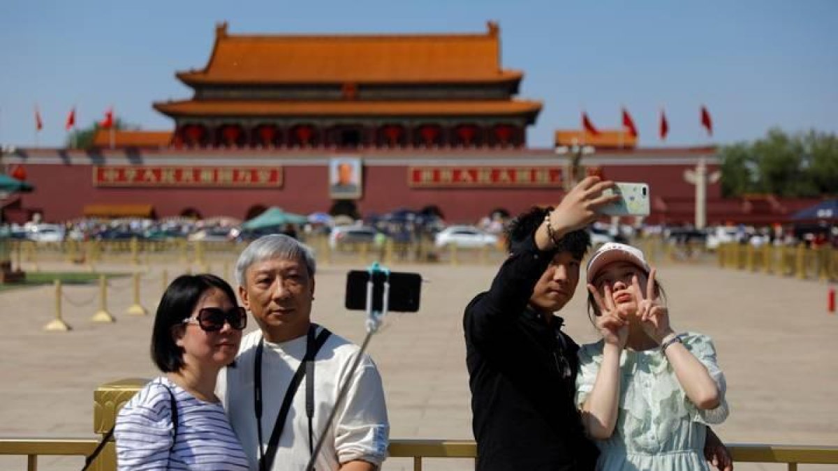 Turistas chinos se hacen un selfie en la plaza de Tiananmen.