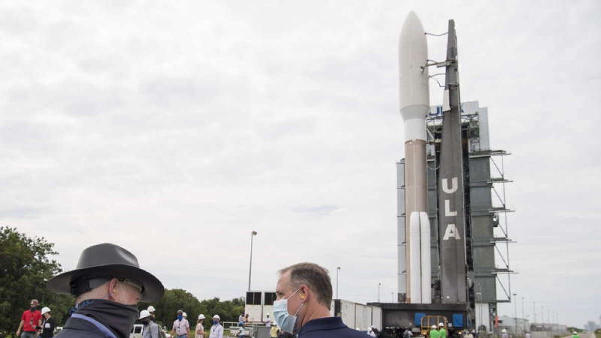 Jim Bridenstine y Tory Bruno, ayer en la base de la Nasa en Cabo Cañaveral. NASA