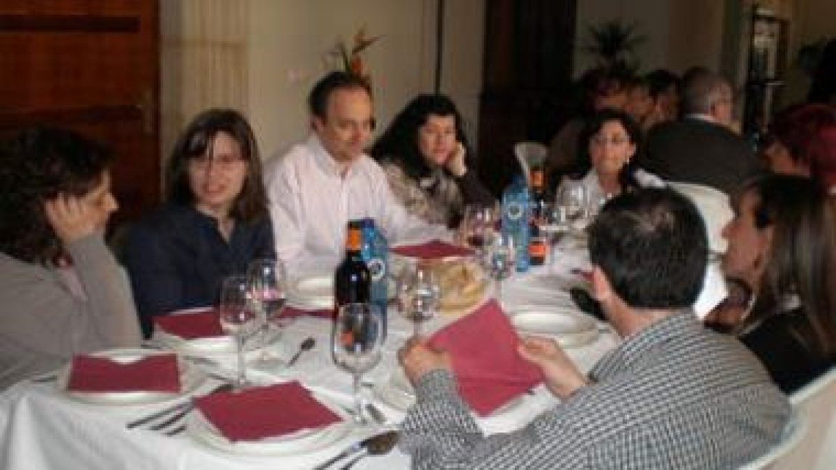 El director de la Uned, José Luis Torres (centro), en la mesa que compartió con el alumnado