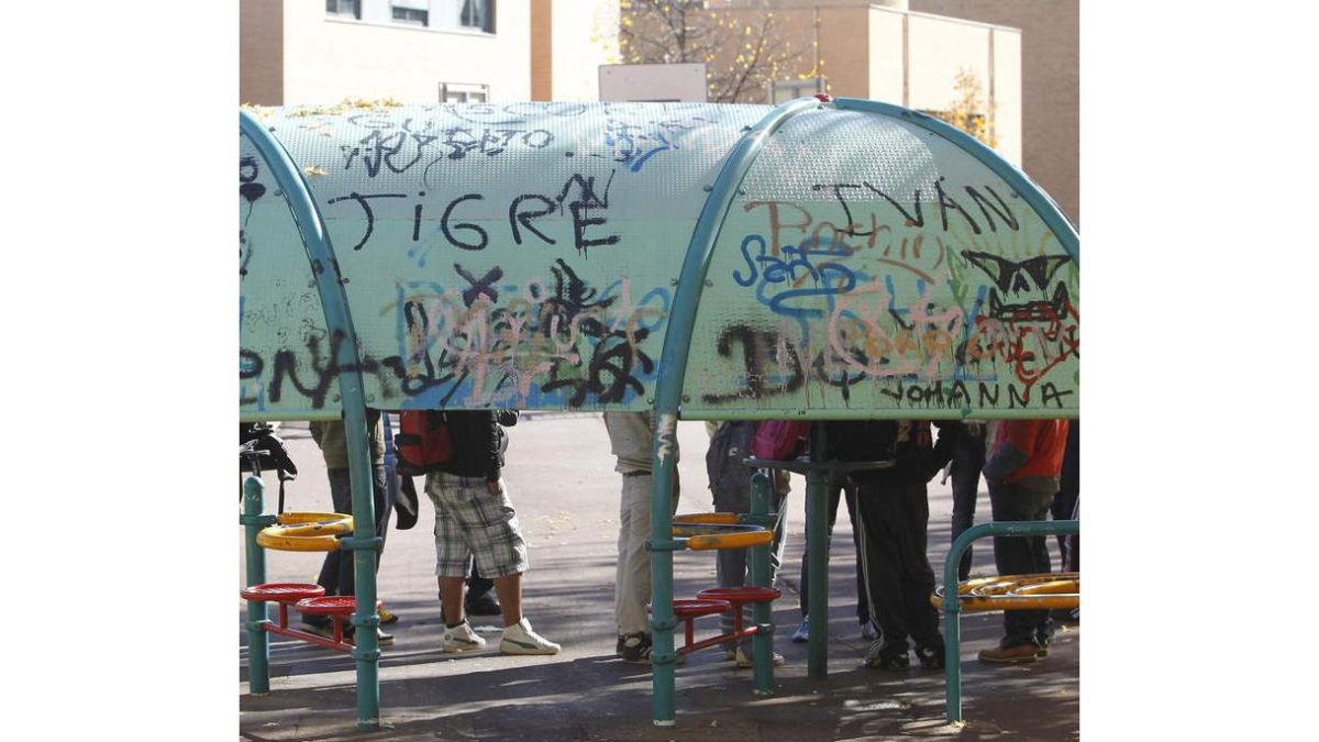 Imagen de un grupo de escolares en un parque.