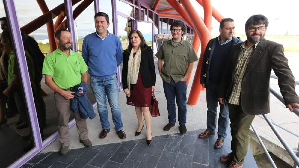 La presidenta de la DO, Misericordia Bello, con bodegueros, a la entrada del Consejo