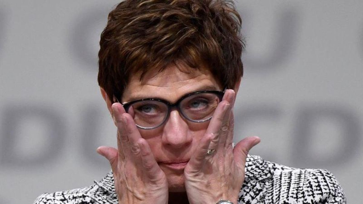 Annegret Kramp-Karrenbauer emocionada tras ser elegida la sucesora de Angela Merkel al frente de la CDU.