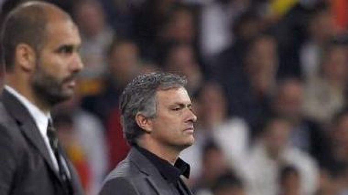 Guardiola y Mourinho, en el área técnica, durante el primero de los cuatro clásicos.