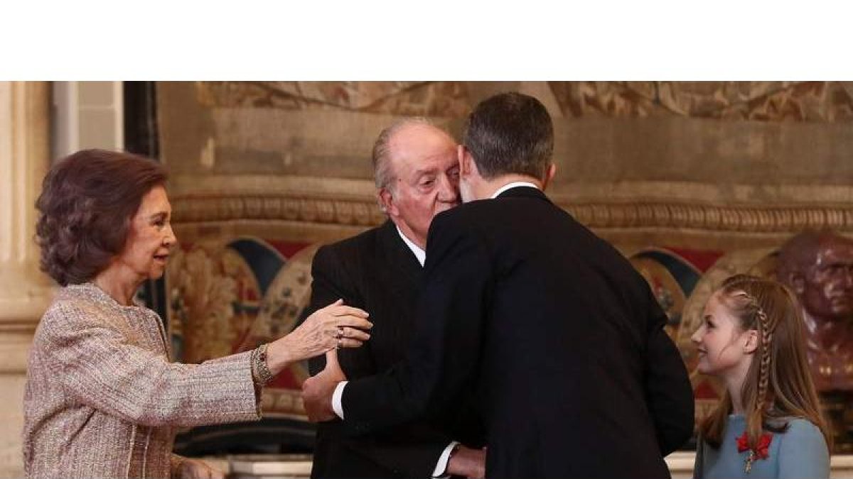 Don Juan Carlos y doña Sofía con el Rey y la princesa Leonor. BALLESTEROS