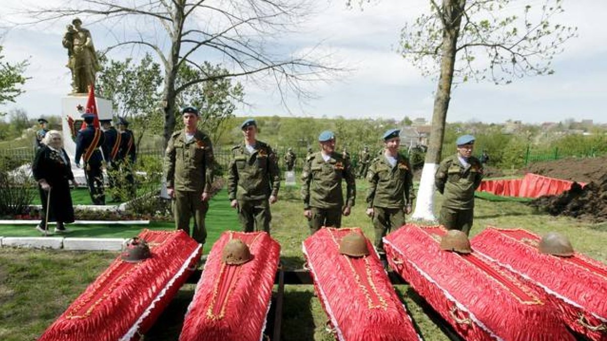Un soldado custodia los féretros de varios de los soldados del Ejército Rojo muertos durante la Segunda Guerra Mundial.