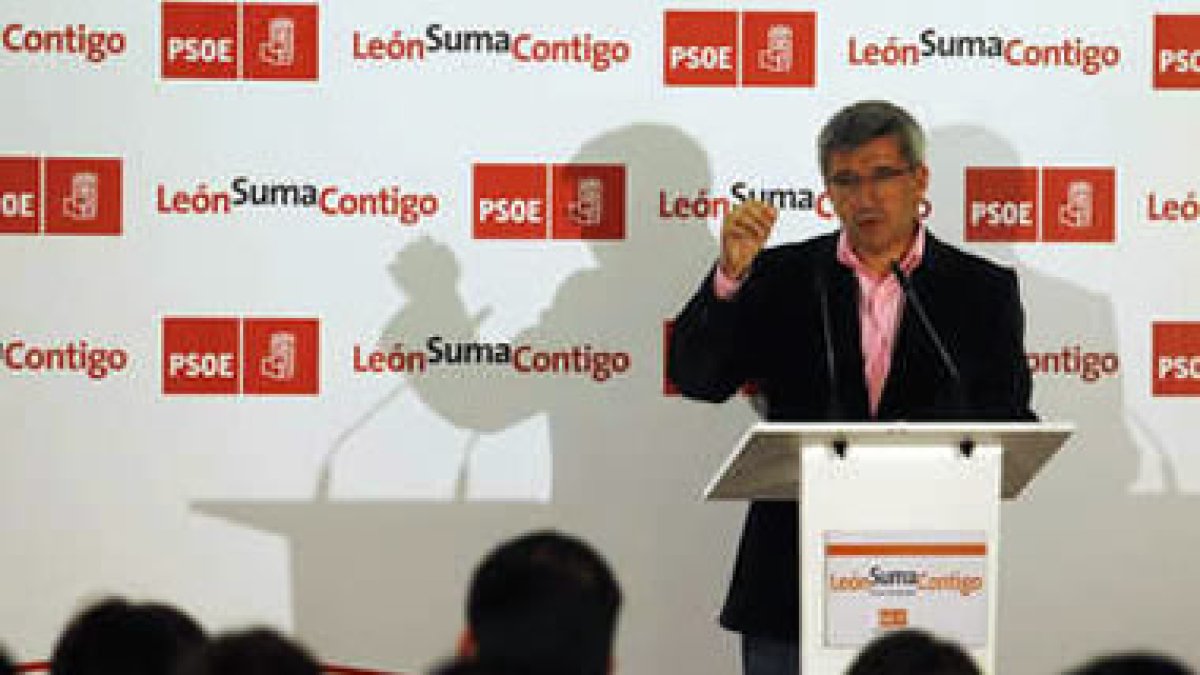 Francisco Fernández, en un momento de su intervención ante los empresarios.