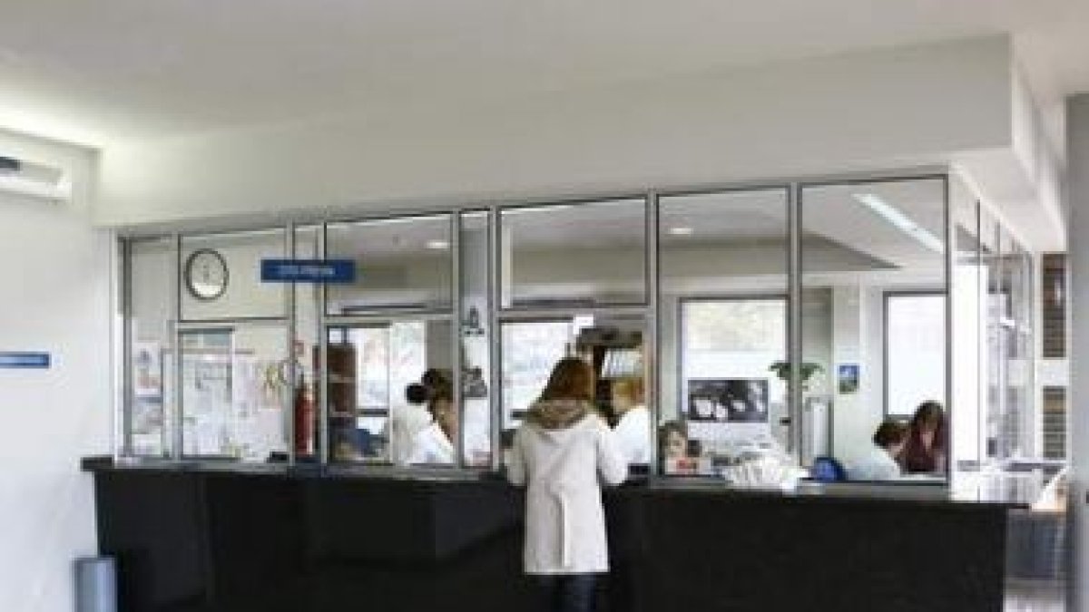 Una mujer pide cita con el médico en un centro de salud.