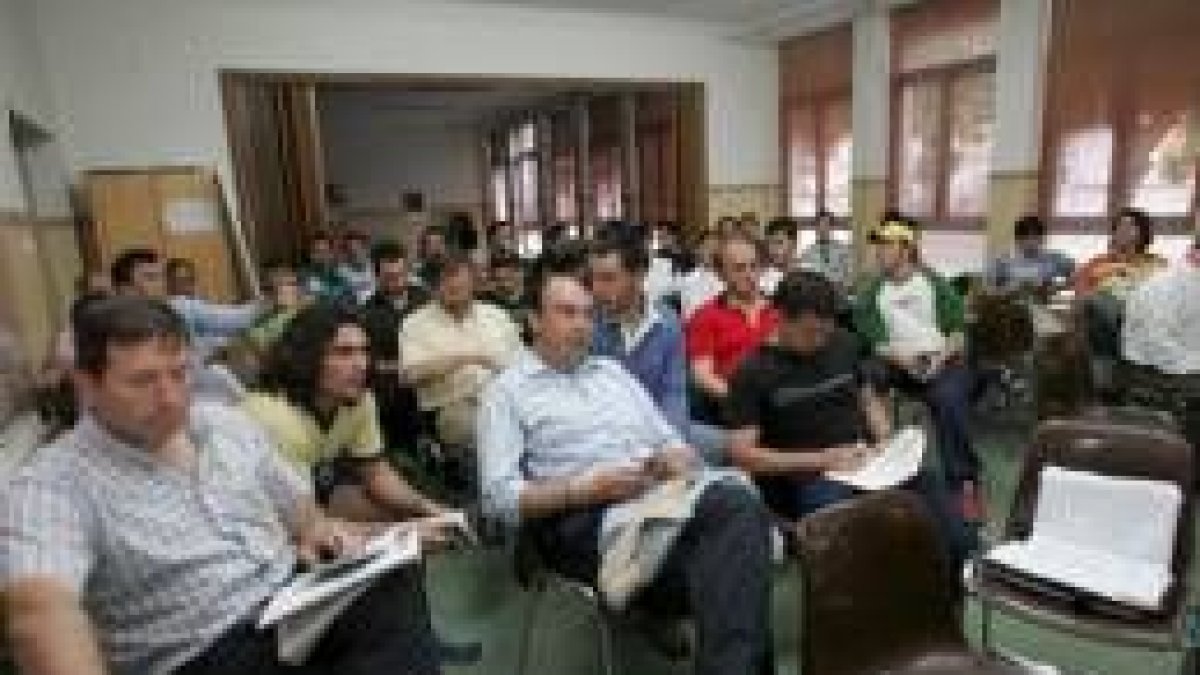 Los asambleístas de Lucha Leonesa, el miércoles, durante la primera reunión de esta temporada