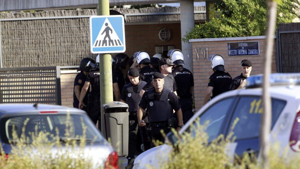Efectivos policiales y emergencias acordonan la zona.