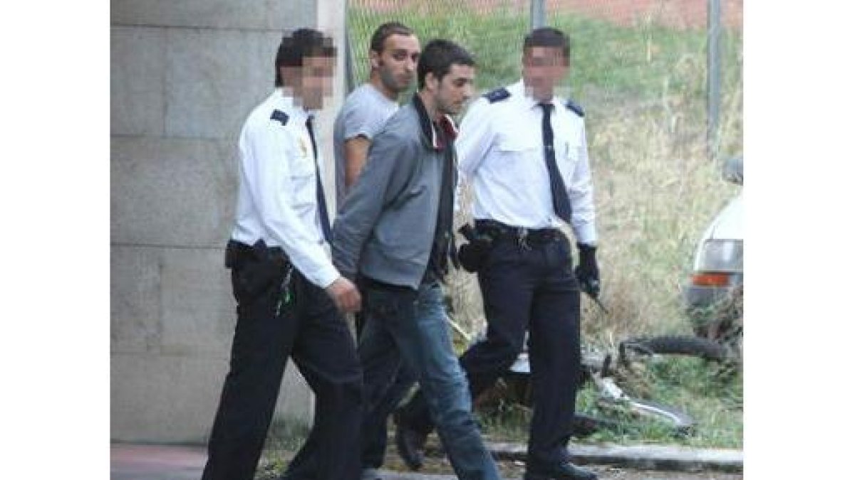 En primer término Urco A. C., y detrás de él su hermano Borja, fueron puestos en libertad.