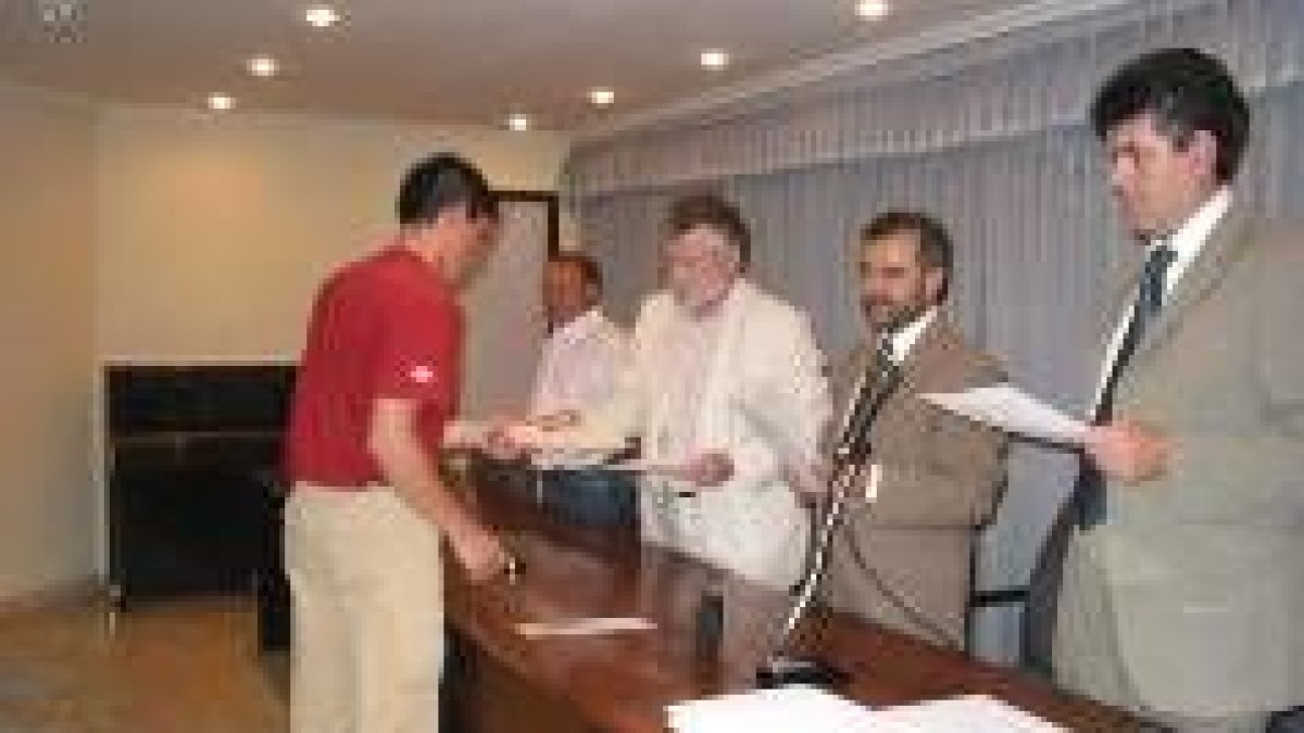 El coordinador del aula de La Bañeza, a la derecha, durante la clausura del curso pasado