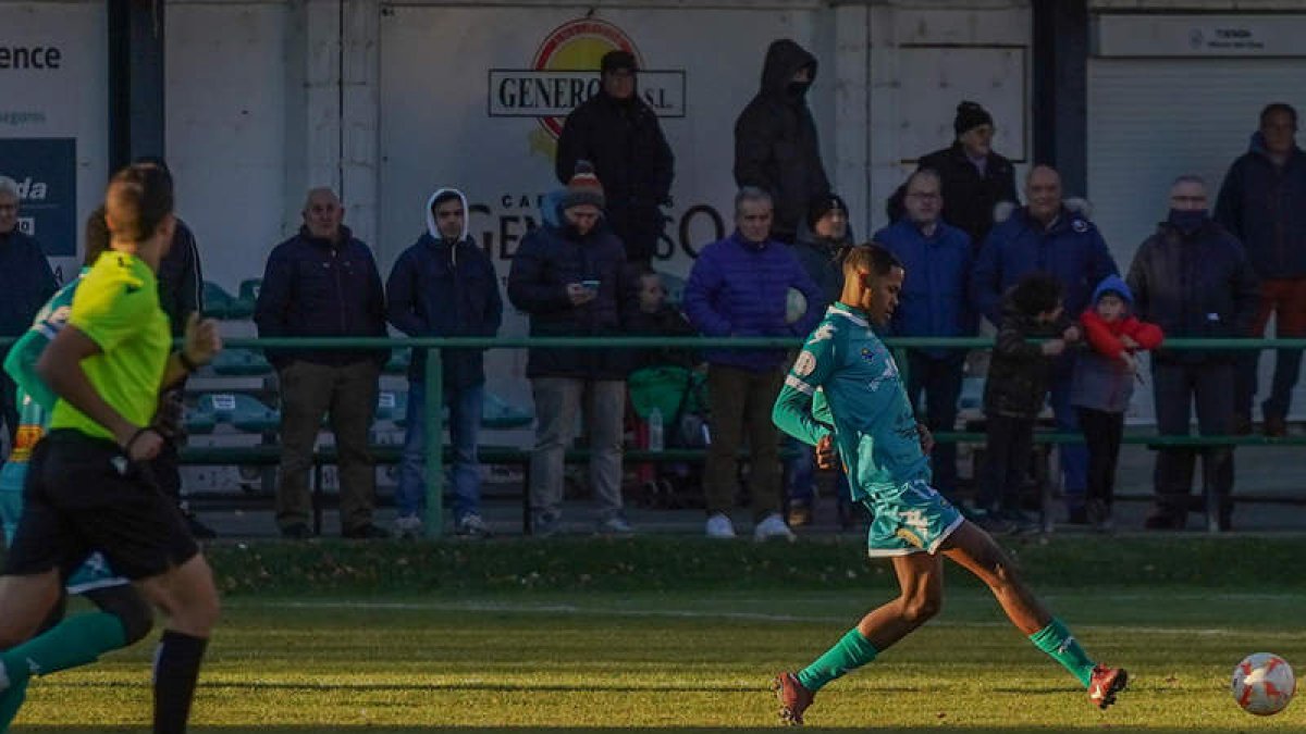 El Atlético Astorga no mereció la derrota ante la Arandina. F. OTERO