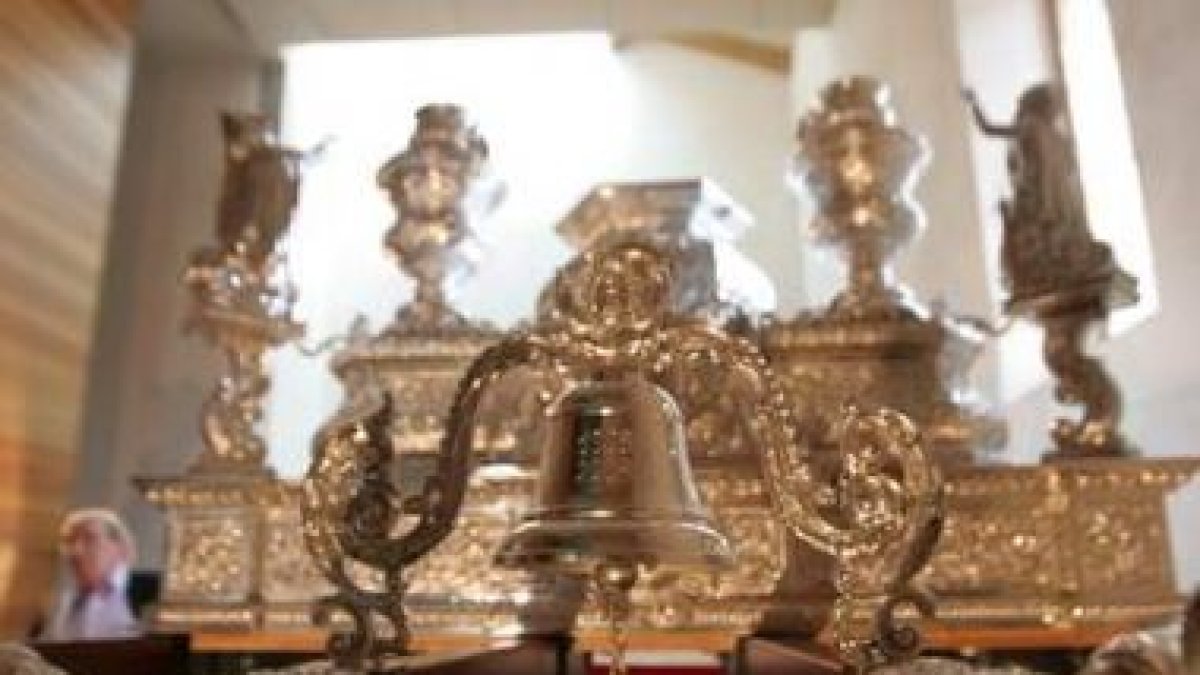 La imagen de la Virgen de la Encina estrenará hoy sus andas de plata.