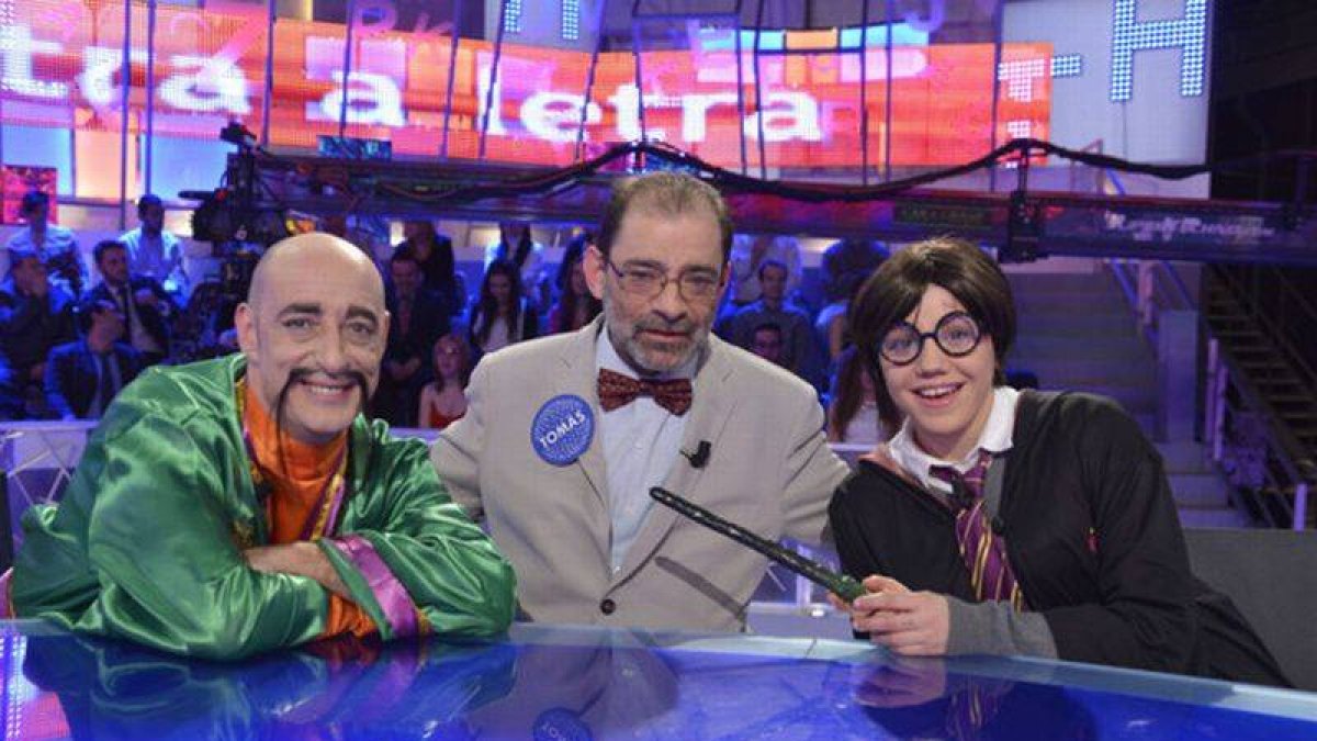 Tomás San Bartolomé, concursante de 'Pasapalabra', entre Félix Álvarez y Angy.