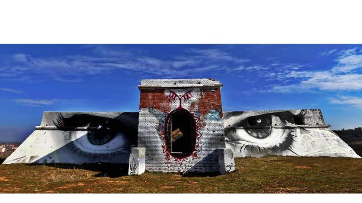 Imagen del depósito de agua de Puente Castro, en lo alto de la loma desde la que se divisa una de las mejores postales de la ciudad de León. RAMIRO