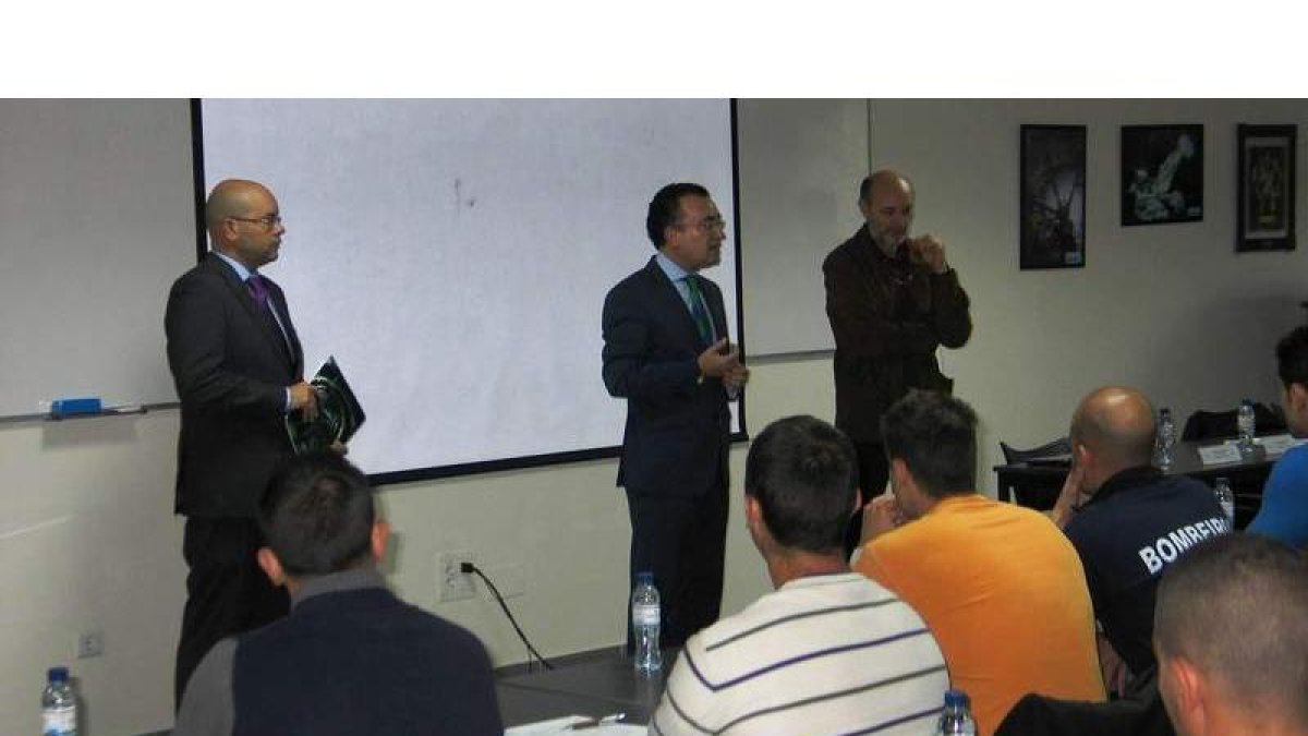 Salguero se dirige a los bomberos participantes en las jornadas formativas de la Mina Escuela.