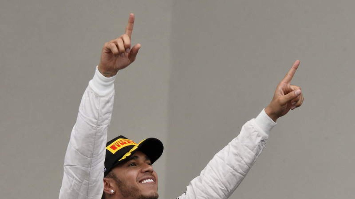 El piloto británico celebra su victoria en Austin y su tercera corona mundial.