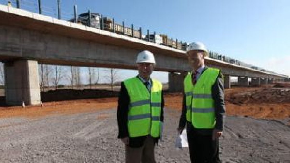 Francisco Álvarez y Fernando Fernández Briera supervisaron la prueba de carga del viaducto.