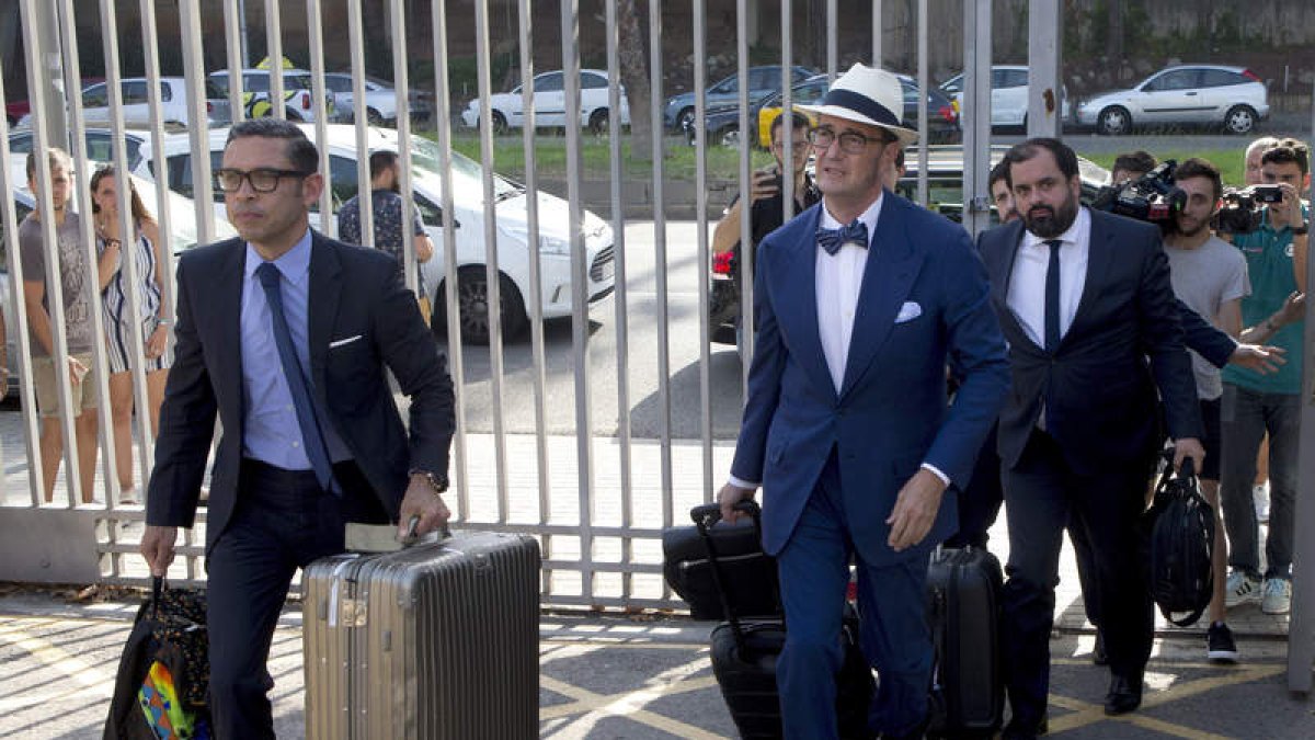 Los abogados de Neymar, a su llegada a las oficinas del Barça para pagar los 222 millones. QUIQUE GARCÍA