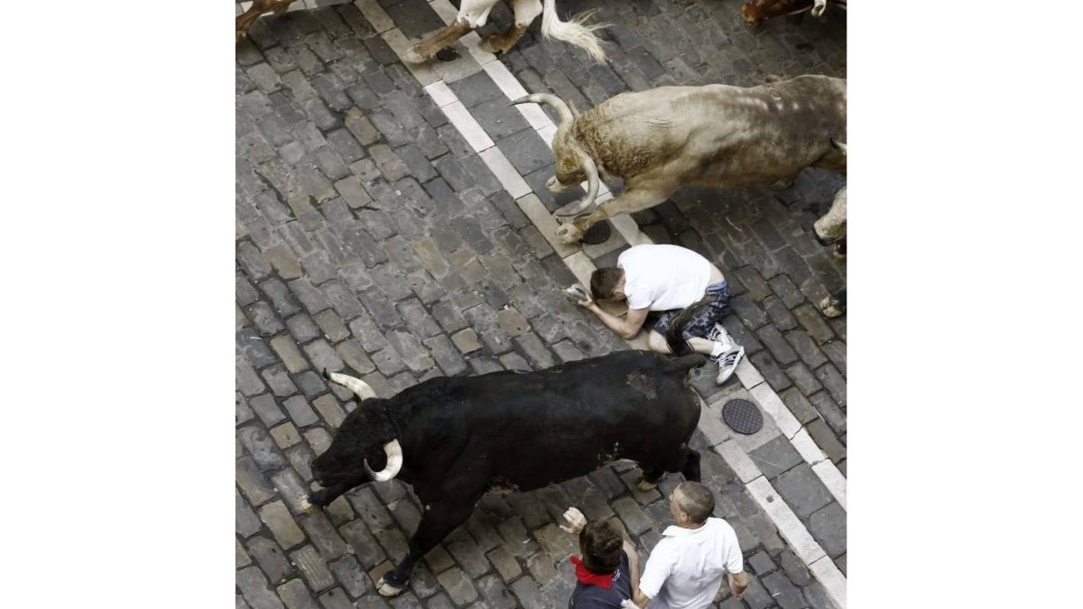 Los toros de la ganadería de Torrestrella (Cádiz) han protagonizado hoy un quinto encierro rápido y peligroso, en el que uno de los astados ha quedado descolgado al final de la carrera y ha creado los mayores momentos de peligro, sin que al parecer ningún