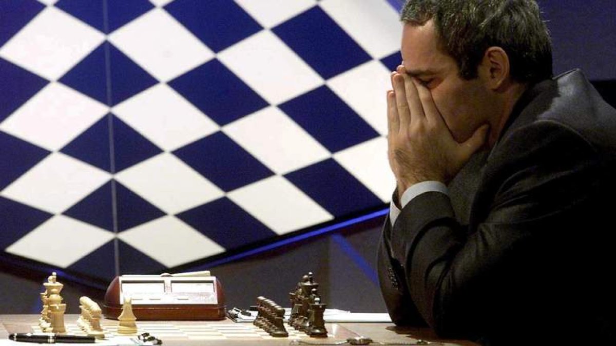 Garry Kasparov, concentrado delante de un tablero de ajedrez. PENNY