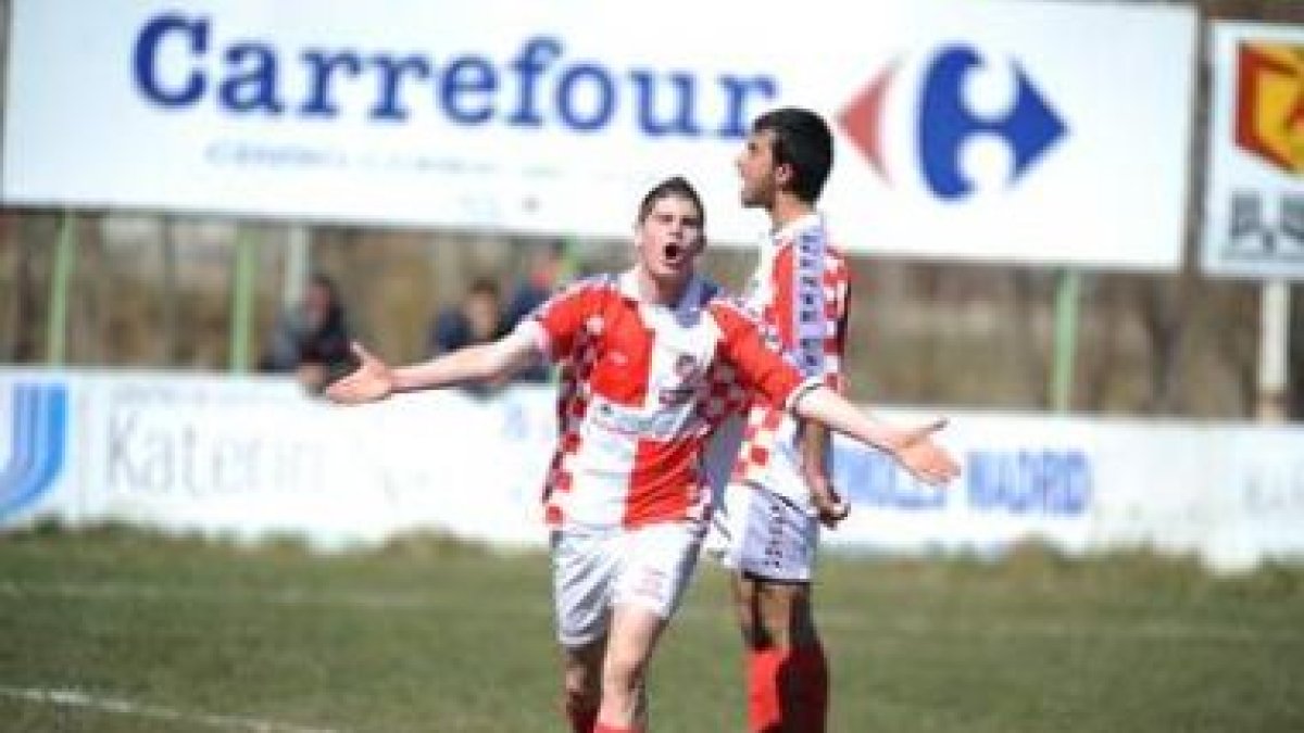 Álvaro celebra el segundo gol del Puente Castro que culminaba la goleada ante el Bouzas.