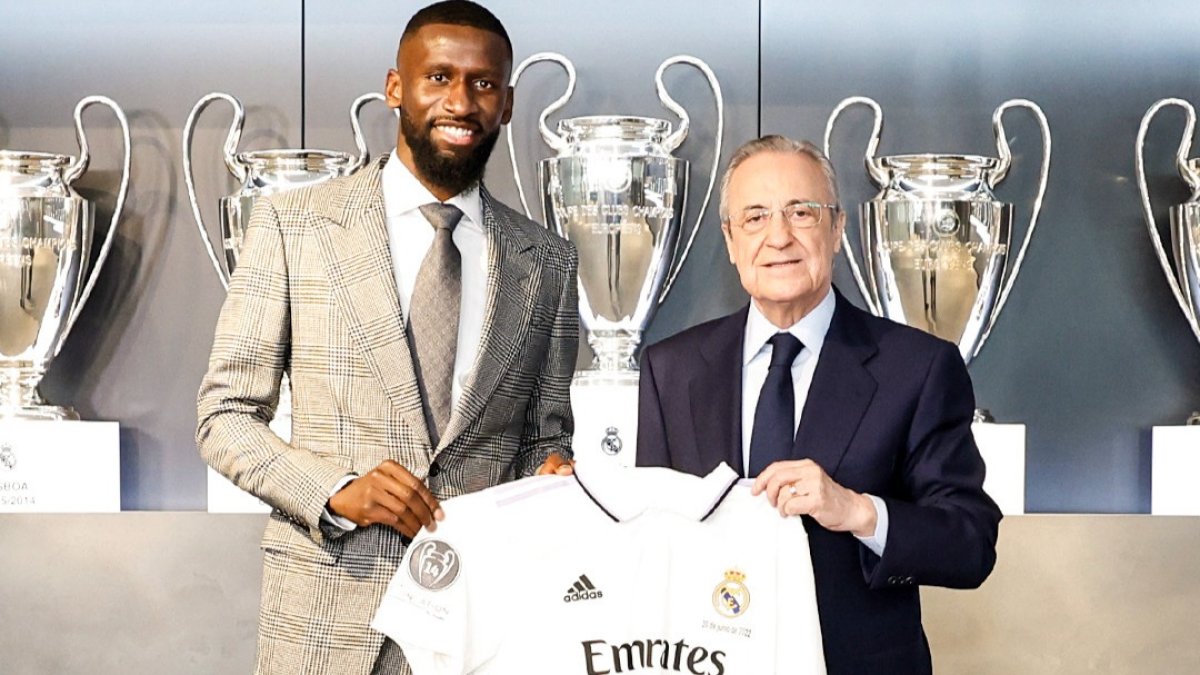 El defensa alemán Antonio Rüdiger se presenta con el Madrid. REAL MADRID