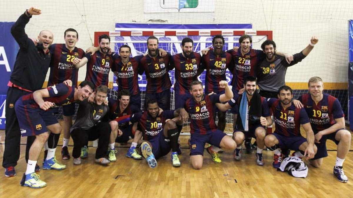 La plantilla del Barça celebra el título de liga.