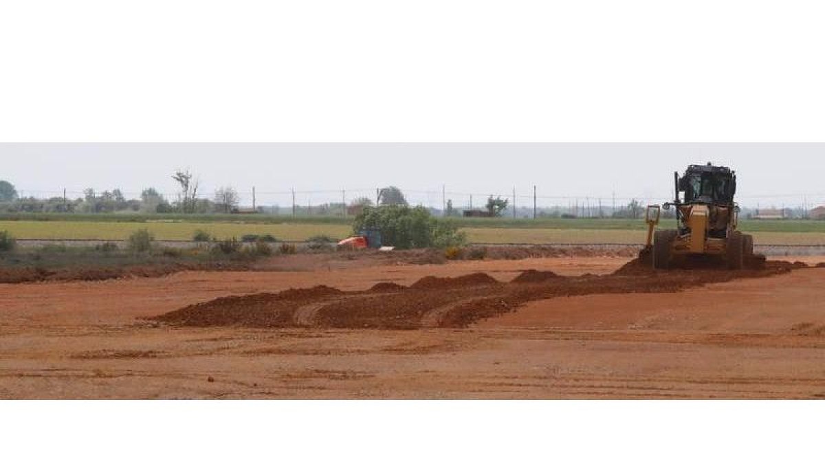 Obras del ramal ferroviario que dará salida a las mercancías en el polígono de Villagandos. DL