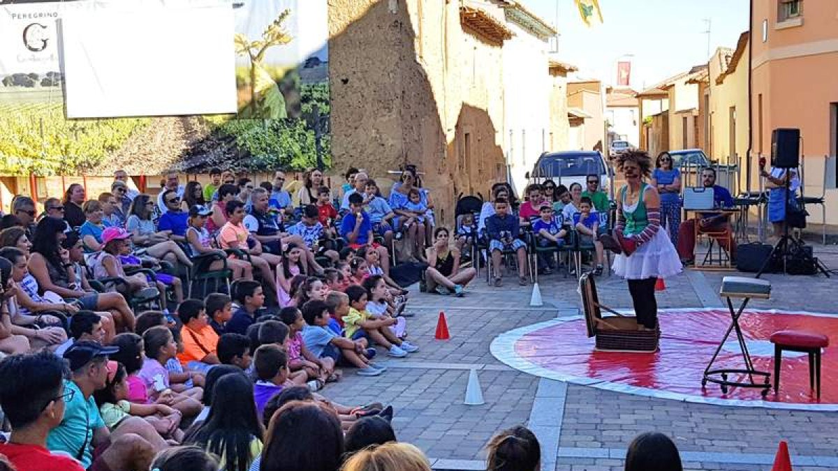 La imagen muestra la gran afluencia al Festival de Payasos. DL