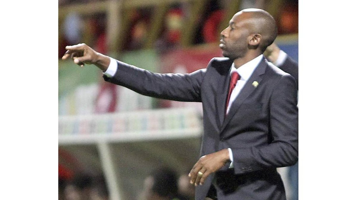 Paulo Wanchope no paró de dar instrucciones a sus jugadores.
