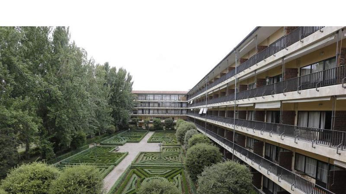Vista exterior de una de las zonas de habitaciones del ala oeste del hostal San Marcos. JESÚS F. SALVADORES