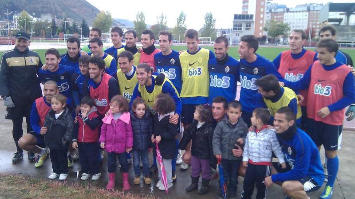 Alumnos del colegio María Luisa Ucieda, ayer en el entrenamiento de la Deportiva.