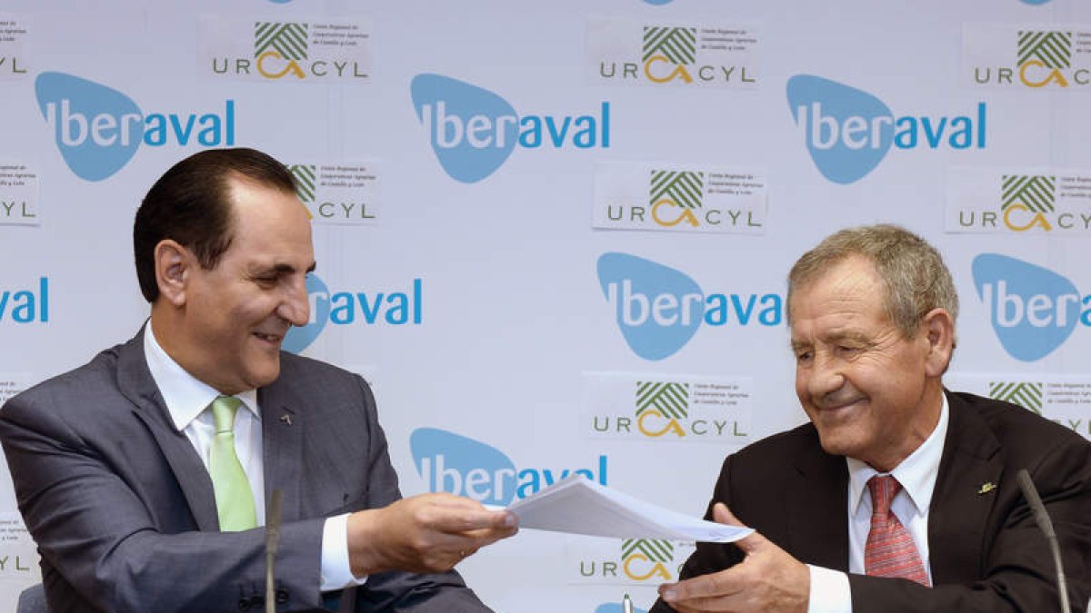 Álvarez y Alonso, en la firma del acuerdo financiero. NACHO GALLEGO
