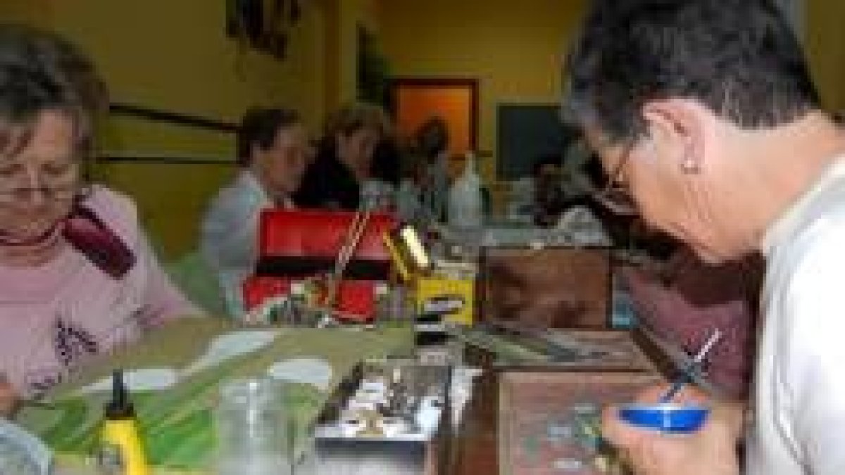 Mujeres en el taller de manualidades del pasado año